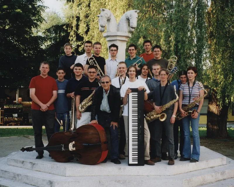 Orkester pri konjeniškem spomeniku, okoli 2002