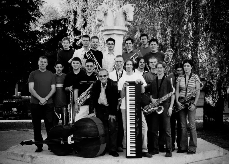 Orkester pri konjeniškem spomeniku, okoli 2002 (črno-bela)