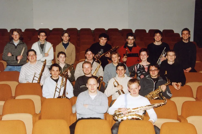 Mladi orkester v dvorani, zgodnja leta