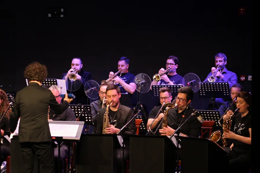 Saksofonska in trobentna sekcija orkestra med igranjem